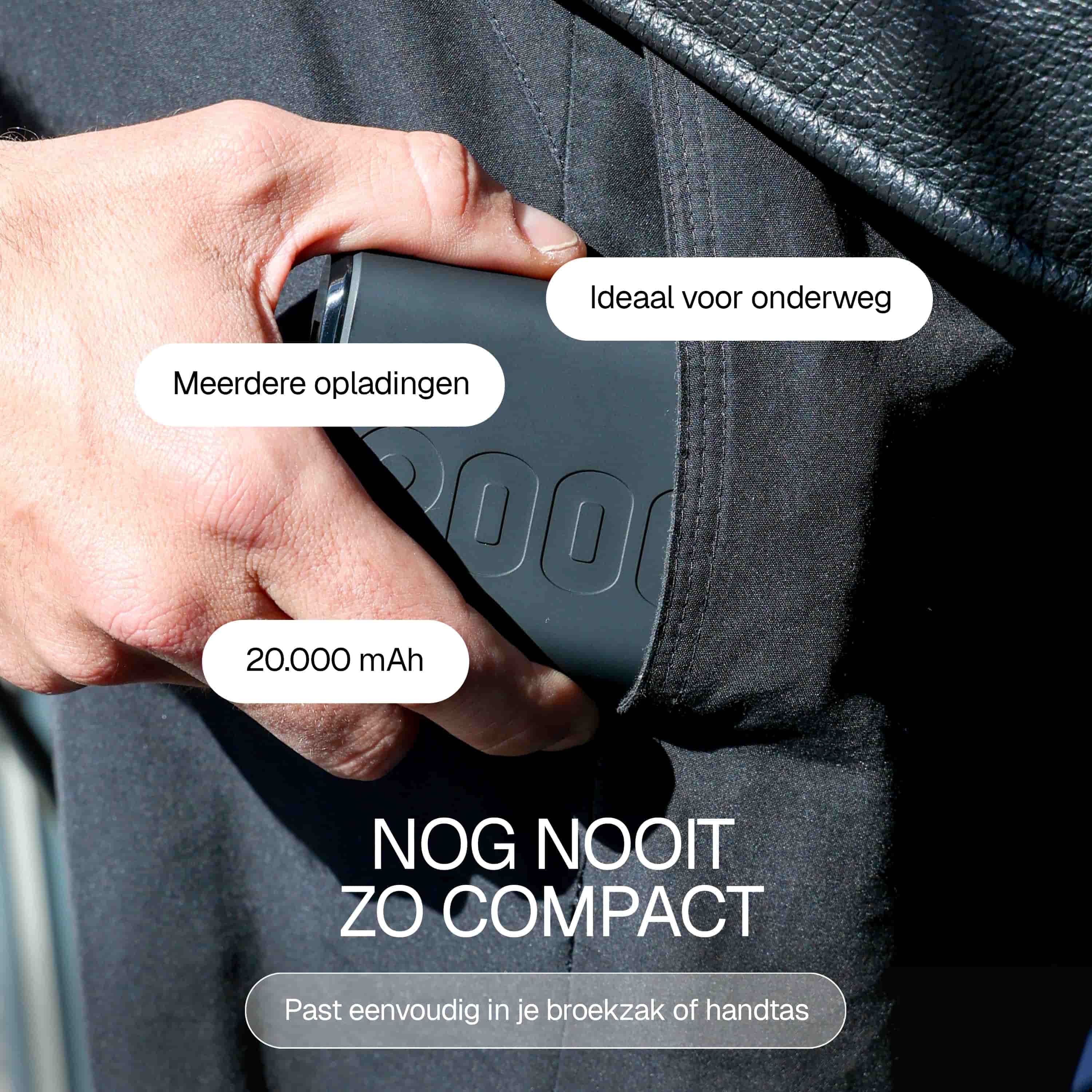 Extreem kleine Powerbank in gebruik in je broekzak of tasje